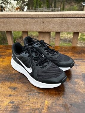 Nike RUN SWIFT 2 Women's Running Shoes Sneakers NEW Black White CU3528-004